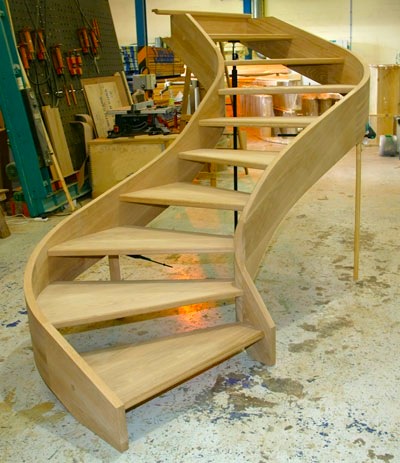 Разберем, какие интересные методы изготовления деревянных лестниц существуют сегодня