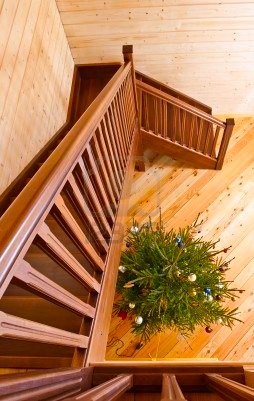 Особенности монтажа деревянных лестниц на косоурах или тетевах